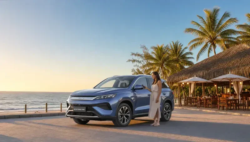 mulher ao lado do novo carro byd song pro dm-i flex híbrido plug-in