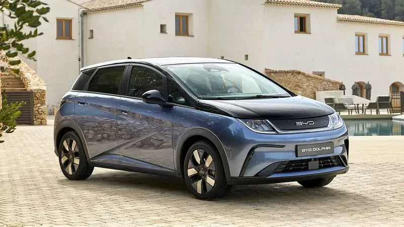 byd dolphin azul estacionado em frente a monumento histórico europeu