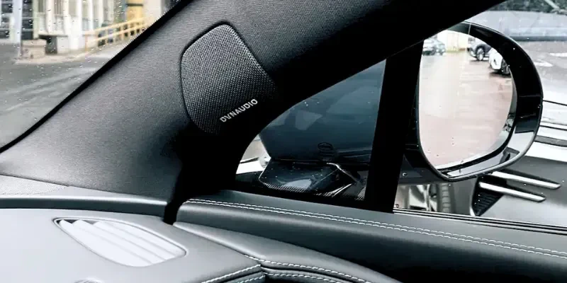 sistema de som BYD Sealion 7 com caixa de som Dynaudio