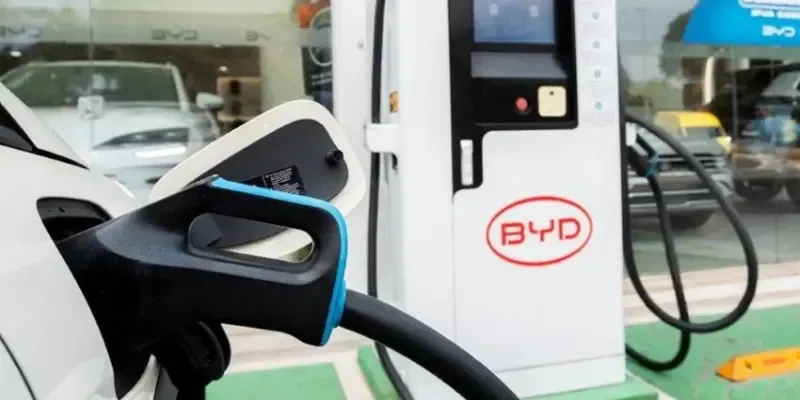 BYD Recharge no eletroposto com carro plug-in