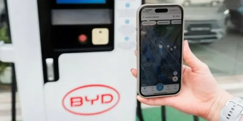 celular mostrando como funciona aplicativo BYD Recharge