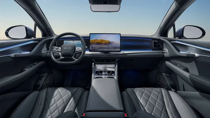 Cabine confort com conectividade e tecnologia premium  do SUV BYD SEALION 7 cupê