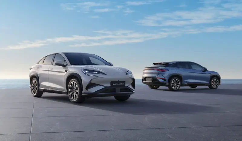 dois carros BYD Sealion 7 SUV cupe elétrico juntos