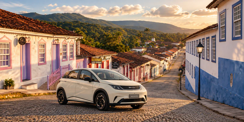 BYD Dolphin em área comercial e turística de Pirenópolis, Goiás, como carro por assinatura godrive