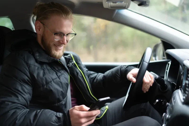Homem conectando celular no rádio do carro