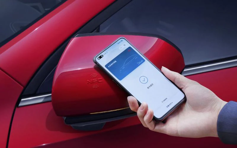 Chave presencial NFC no celular abrindo um carro