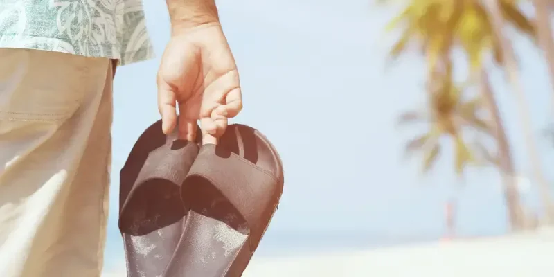 Pode dirigir de chinelo? O que diz a lei