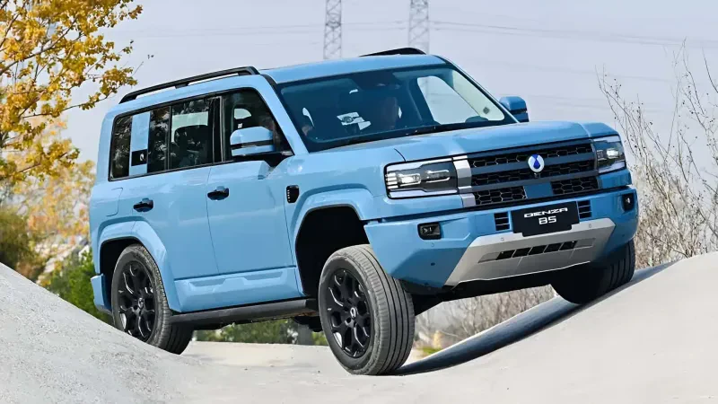 DENZA B5 híbrido plug-in em test drive sobre pista irregular, demonstrando sua capacidade off-road.