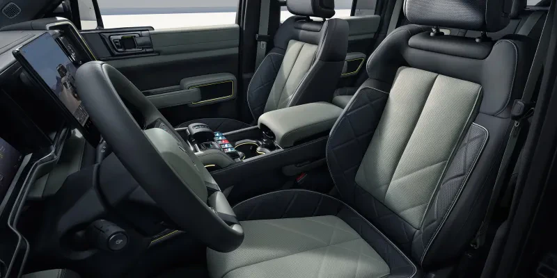 interior tecnologico com bancos de couro do Denza B5, SUV híbrido carro de luxo por assinatura no godrive