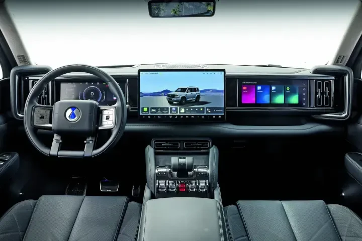 No cockpit do Denza B5, o motorista conta com três telas digitais