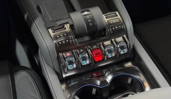 o SUV Denza preserva uma variedade de botões físicos e seletores mecânicos no console central