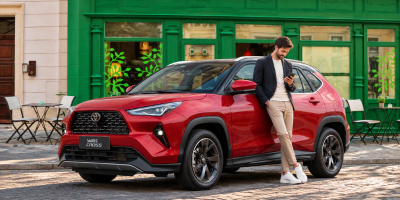 homem usando celular na experiência do usuário de carros por assinatura do godrive