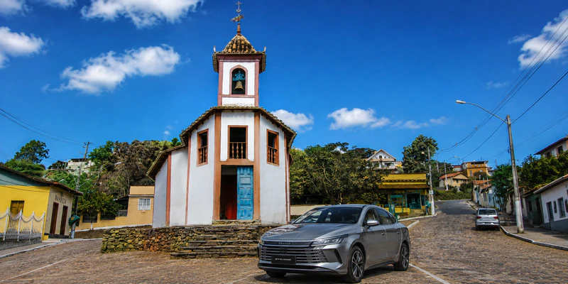 carro por assinatura godrive byd estacionado na Capela de Nossa Senhora do Ó